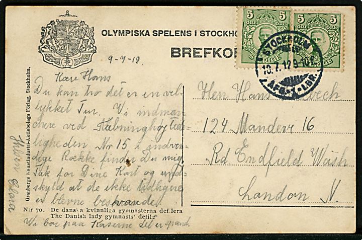 5 öre Gustaf (2) på officielt Olympiade brevkort (Danske kvindegymnastik hold) fra Stockholm d. 10.7.1912 til London, England. Skrevet af dansk kvindelig gymnast “Clara” - no. 15 i inderste række på postkortet. Et mærke med hj.skade.