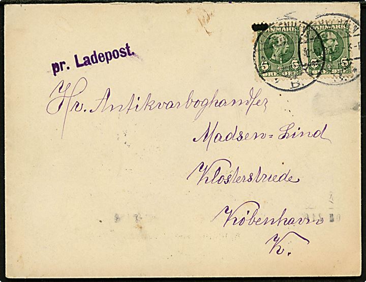 5 øre Chr. IX i parstykke på brev annulleret Kjøbenhavn B. d. 2.1.1906 og sidestemplet violet “pr. Ladepost” (LIN 2 - ca. 33 mm) til København. Bendix 750,-