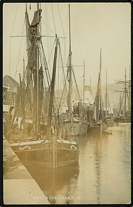 England, Dover, Pentside havneparti med fiskefartøjer. 