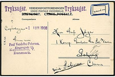 1 øre og 2 øre (2) Bølgelinie på billedside af brevkort (Købh., Raadhuspladsen med sporvogne) sendt som tryksag fra Kjøbenhavn d. 2.6.1908 til tysk soldat ved 1. Komp. Deutsche Gesandtschafs Schutz Wache i Peking, Kina - eftersendt til Tje (= Tientsin ?).  Påskrevet via Siberia.