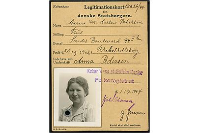 Legitimationskort for danske Statsborgere med foto udstedt til kvinde i København d. 1.7.1944.