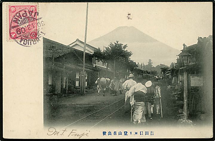 Tsuruga. Gadeparti med bjerget Fuji i baggrunden. 