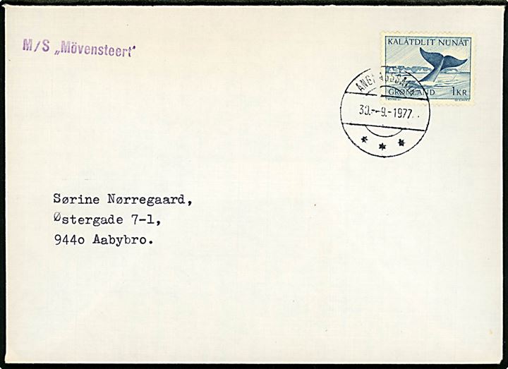 1 kr. Grønlandshval på brev fra Angmagssalik d. 30.9.1977 til Aabybro. Privat skibsstempel fra M/S Mövensteert (Tysk skib chartered af KGH). 