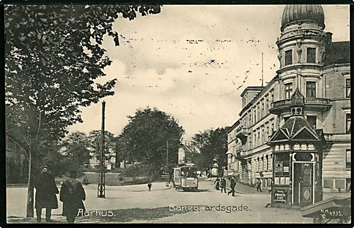 Aarhus. Banegaardsgade med Aviskiosk. H.H.O. no. 4935.