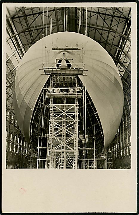 Zeppelin LZ130 under bygning. 