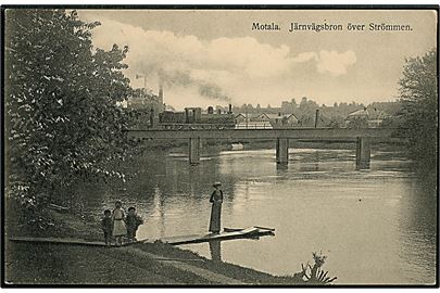 Motala. Jernbanebroen over Strømmen med lokomotiv. Göteborg Kunstforlag u/no. 