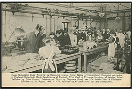 Kong Fr. VIII og kongelige gæster på besøg på De danske Vin- og Konservesfabriker d. 26.9.1908. Reklamekort u/no.