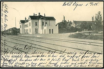 Ebeltoft jernbanestation med holdende tog. N. Kordt u/no. Frankeret med 1 øre Våbven (par) og 3 øre Tofarvet annulleret med bureaustempel Ebeltoft - Trustrup T.5 d. 10.7.1905 til Charlottenlund.