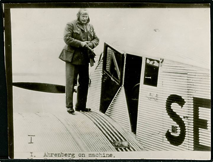 British Arctic Air Route Expedition. Det svenske redningsfly Junkers F13 med trafikflyver Albin Ahrenberg før start af flyvningen til Grønland for at undsætte Augustine Courtauld på indlandsisen. Fotografi 11½x15 cm. 