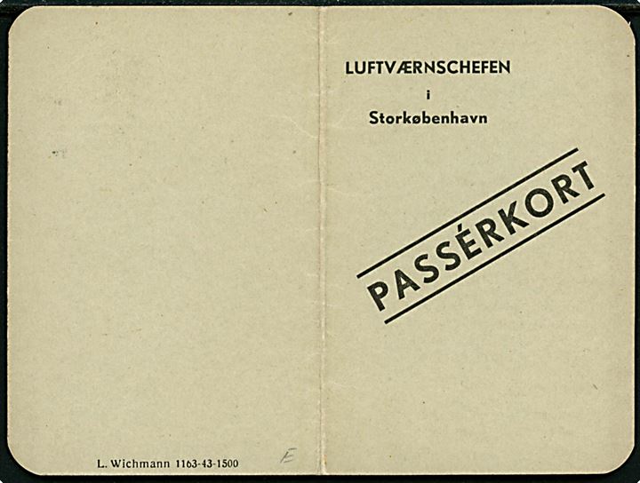 Passérkort no. 4175 udstedt af Luftværnschefen i Storkøbenhavn. L. Wichmann 1163-43-1500.