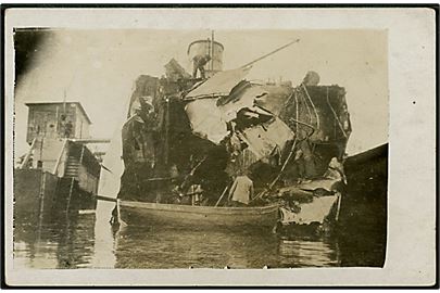 Kraftigt beskadiget skib efter kollision eller minesprængning. Fotokort u/no.