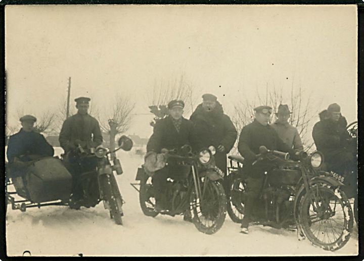 Motorcykler fra Fyens Amt. M6586, M3280 og ukendt med sidevogn i sne. Fotografi 8x11 cm.