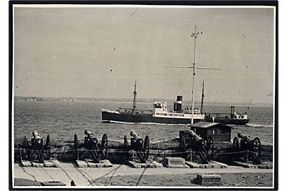 Helsingør, dampskib fra C. K. Hansen passere Kronborg. Fotografi 17½x24½ cm.