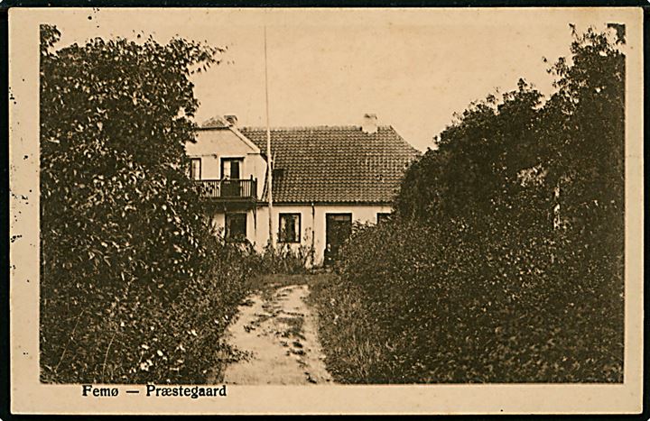 10 øre Bølgelinie på brevkort (Femø Præstegaard) annulleret med brotype IIIb Fæmø d. 20.7.1930 til Raaby pr. Storehedinge. 