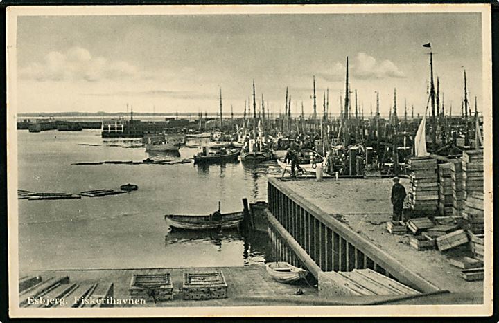 10 øre Bølgelinie på underfrankeret brevkort (Esbjerg Havn med fiskefartøjer) fra Esbjerg d. 20.2.1942 til Odense. Udtakseret i porto med 10 øre Portomærke stemplet Odense 1. OMB. d. 21.2.1942.