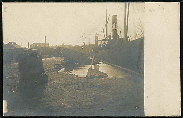 Esbjerg, havnen med skader under stormfloden d. 3.12.1909 med godsvogn der er kørt af sporet. Fotokort u/no. 