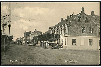 Skjern. Gadeparti med facaden af L. Holms Isenkramhandel. J. Kristensen no. 2236.