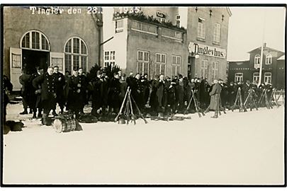 Tinglev. Et kompagni soldater gør holdt ved Tinglevhus. Fotokort no. 381.