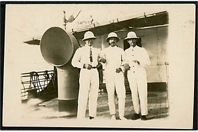Passagerer med tropehatte ombord på dansk dampskib muligvis S/S Arabien. Fotokort sendt fra Fremantle 1924 til Danmark.