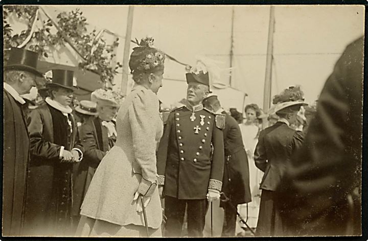 Dronning Louise i samtale med embedsmænd under kongerejsen til Jylland 1908. Fotokort u/no.