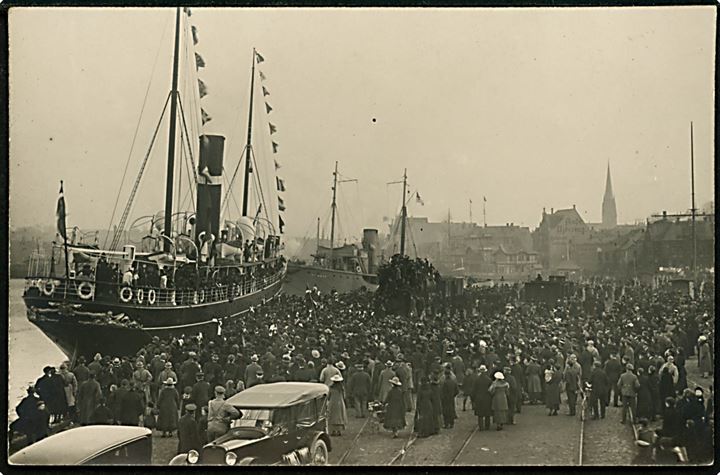 Genforening. Danske stemmeberettigede ankommer med dampskib til Flensborg d. 15.3.1920. Fotokort u/no.