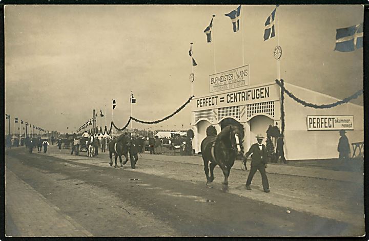 Odense, Fyns Stifts Patriotiske Selskabs Jubilæums- og Fællesskue i juli 1910. Burmeister & Wain's stand med præsentation af Perfect-Centrifugen. Fotokort u/no.