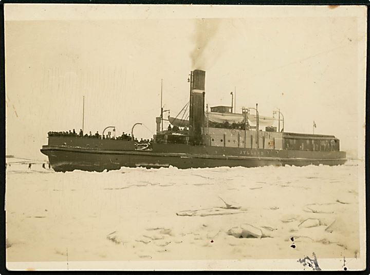 Jylland, S/S, DSB isbryderfærge sidder fast i isen udfor Korsør - antagelig under isvinteren 1929. Pressefoto fra Soc. Demokraten. 11½x16 cm.