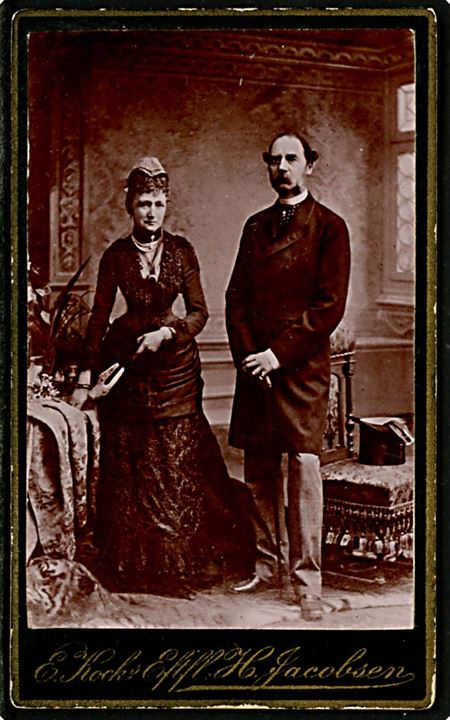 Kong Chr. IX og dronning Louise. Fotografi monteret på karton fra fotograf E. Koch's Eftfl. H. Jacobsen, Marstal. 6x10 cm.