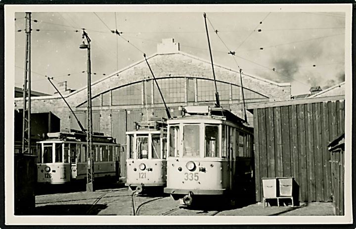 Københavnsk sporvognsremise med vogne no. 126, 121 og 335. Fotografi uden adresselinier.
