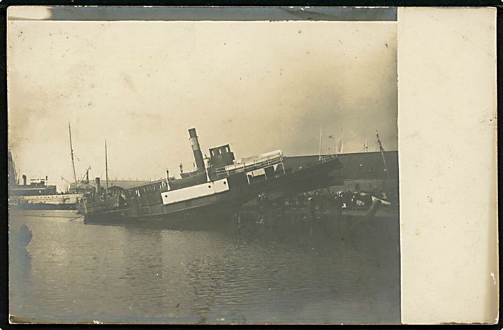 Esbjerg. Fanøfærgen skyllet på land ved stormfloden 03.12.1909. Fotokort u/no. 