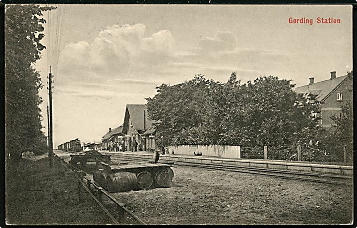 Gørding jernbanestation med holdende damplokomotiv. L. Larsen no. 26198.