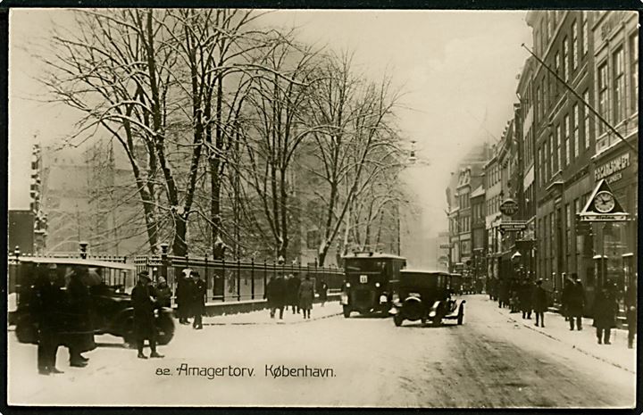Købh., Amagertorv i sne med automobiler og rutebil linie 11. O. Lütken no. 82.