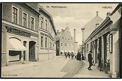 Viborg. St. Mathiasgade med Skræder C. Bach. og Urtekræmmer S. Meinoc. Stenders no. 2602.