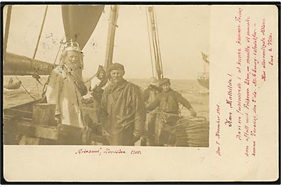 Grønsund i Nordsøen 1904. Fotokort med Kong Neptun og besætning. 