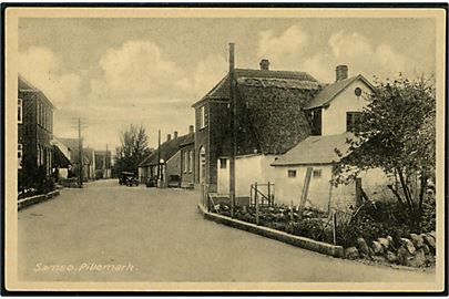 Pillemark på Samsø, gadeparti med automobil og benzin stander i baggrunden. Schade & Co. no. 1812.