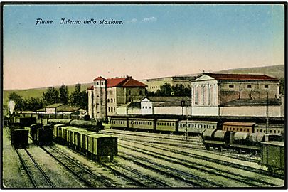 Fiume, jernbanestation med passager- og godsvogne.