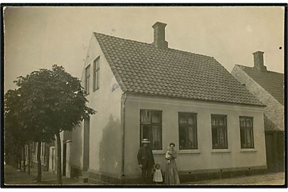 Rønne, byhus med beboer. Fotokort u/no. Sendt lokalt i Rønne af Carl og Petra Olsen i 1913.