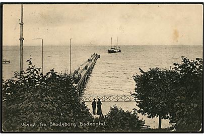 Skodsborg, udsigt fra badehotel med dampskibsbro og dampskib. Stenders no. 8679.