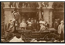 Varde, kongeparrets yngste børn Thyra, Gustav og Dagmar i vogn, samt I. C. Christensen under kongebesøget d. 30.7.1908. H. Kiertzner no. 15852k.