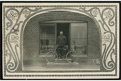 Vadum, butiksfacade med indehaver og cykel. Fotokort benyttet som julehilsen fra Vadum 1922.