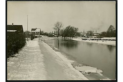 Odense, åen ved vinter set fra gangstien ved Ejby mølle. Fotograf Lønborg. 11x15½ cm.