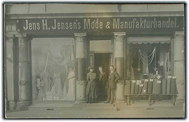 Butik: Jens H. Jensens Mode & Manufakturhandel. Sted ukendt. Fotokort u/no. 