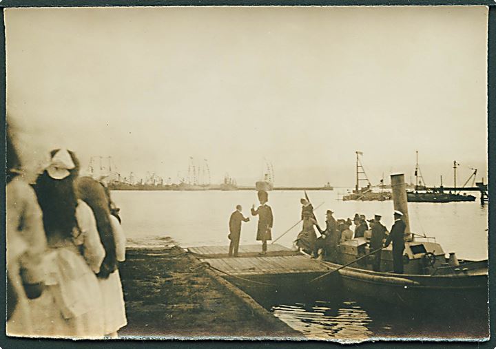 Chr. X ankommer til Reykjavik under Islandsrejsen i 1921. Foto (9x13 cm).