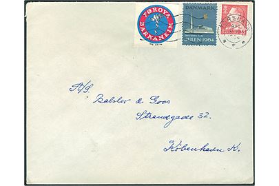 35 øre Fr. IX, samt dansk Julemærke 1964 og Føroya Barnaheim mærkat på brev fra Tórshavn d. 15.12.1964 til København.