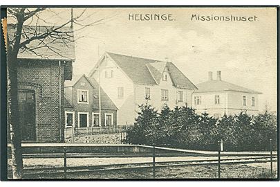 Missionshuset i Helsinge. Hjørnet af stationen ses. Svegårds Forlag no. 9720.