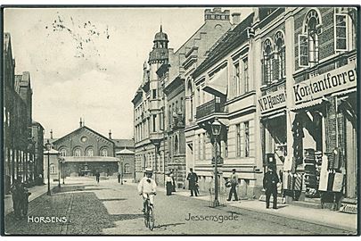 Jessensgade med Banegaarden  i Horsens. N. P. Hansens Kontantforretning ses til højre. Stenders no. 7820.