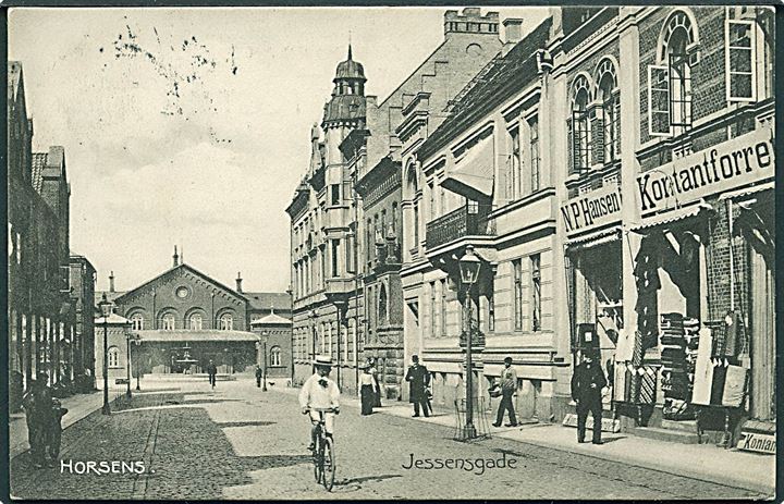 Jessensgade med Banegaarden  i Horsens. N. P. Hansens Kontantforretning ses til højre. Stenders no. 7820.