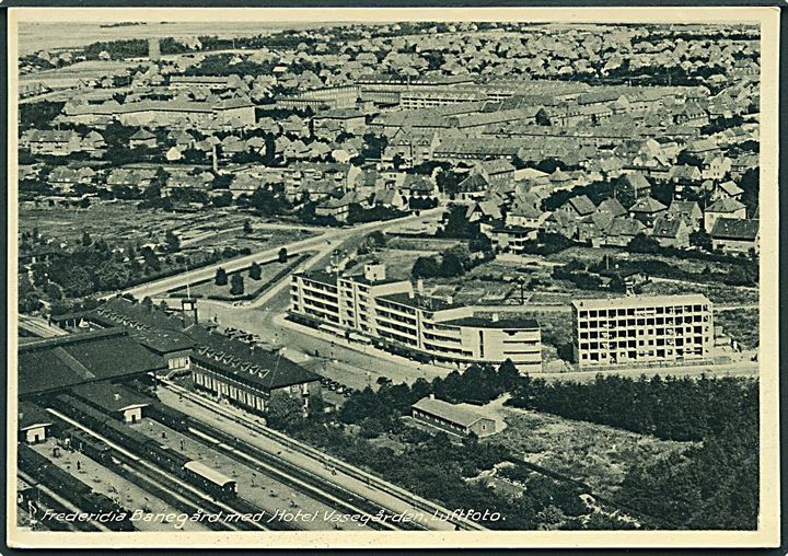 Luftfoto over Fredericia Banegård og Hotel Vasegården. Rudolf Olsens Kunstforlag no. 7177.