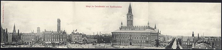 Fold ud kort. Udsigt fra Centralhotellet over Raadhuspladsen i København. Warburgs Kunstforlag u/no. 22 x 9 cm.