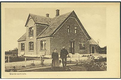 Mand og kvinde foran hus i Stenbrosminde, Herrested, Ørbæk. K. P. Christiansen no. 23.